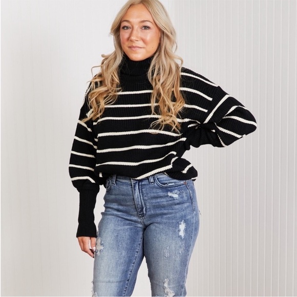 *NWOT* CY Fashion Striped Turtleneck Sweater🖤 - Picture 3 of 9